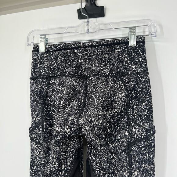 Lululemon Outrun 17" Crop Leggings in Splatter White Black / Black - Picture 5 of 6
